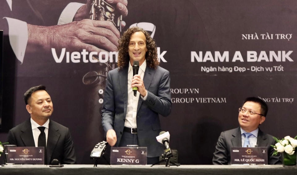 Từ trái qua: Đại diện IB Group, nghệ sĩ Kenny G, nhà báo Lê Quốc Minh chủ trì buổi họp báo. Ảnh: BTC cung cấp.
