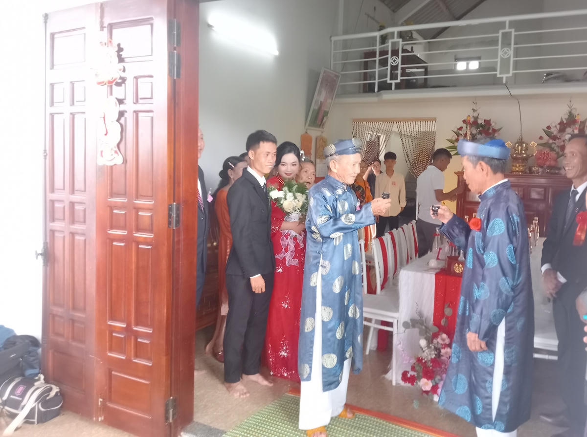 Ông Nguyễn Viết Tước - một khách mời tham dự đám cưới nói trên cho biết thêm, sau khi thực hiện thủ tục rước dâu theo phong tục tập quán của địa phương, cô dâu, chú rể cùng tất cả khách mời sẽ chuyển đến dự tiệc mừng được tổ chức tại Nhà văn hóa thôn An Thơ. Vị trí diễn ra tiệc mừng đám cưới của chú rể Nguyễn Văn Luật và cô dâu Nguyễn Thị Ca Bin là một nơi cao ráo, hiện không bị ngập nước.