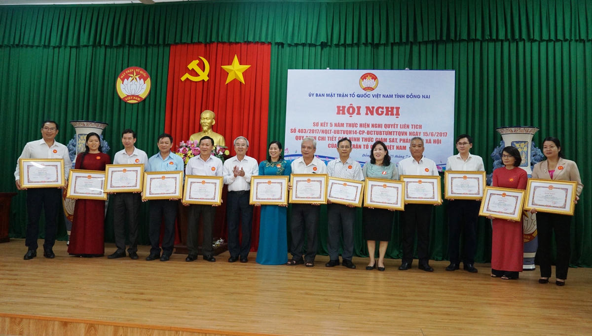 Trao bằng khen cho nhiều tổ chức, cá nhân có thành tích trong thực hiện Nghị quyết liên tịch số 403. Ảnh: Mạnh Thìn.