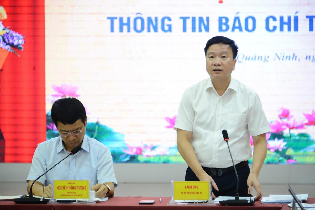 Phó Giám đốc Sở Kế hoạch và Đầu tư tỉnh Quảng Ninh Nguyễn Việt Hùng phát biểu tại Hội nghị thông tin báo chí thường kỳ vào chiều ngày 22/8.