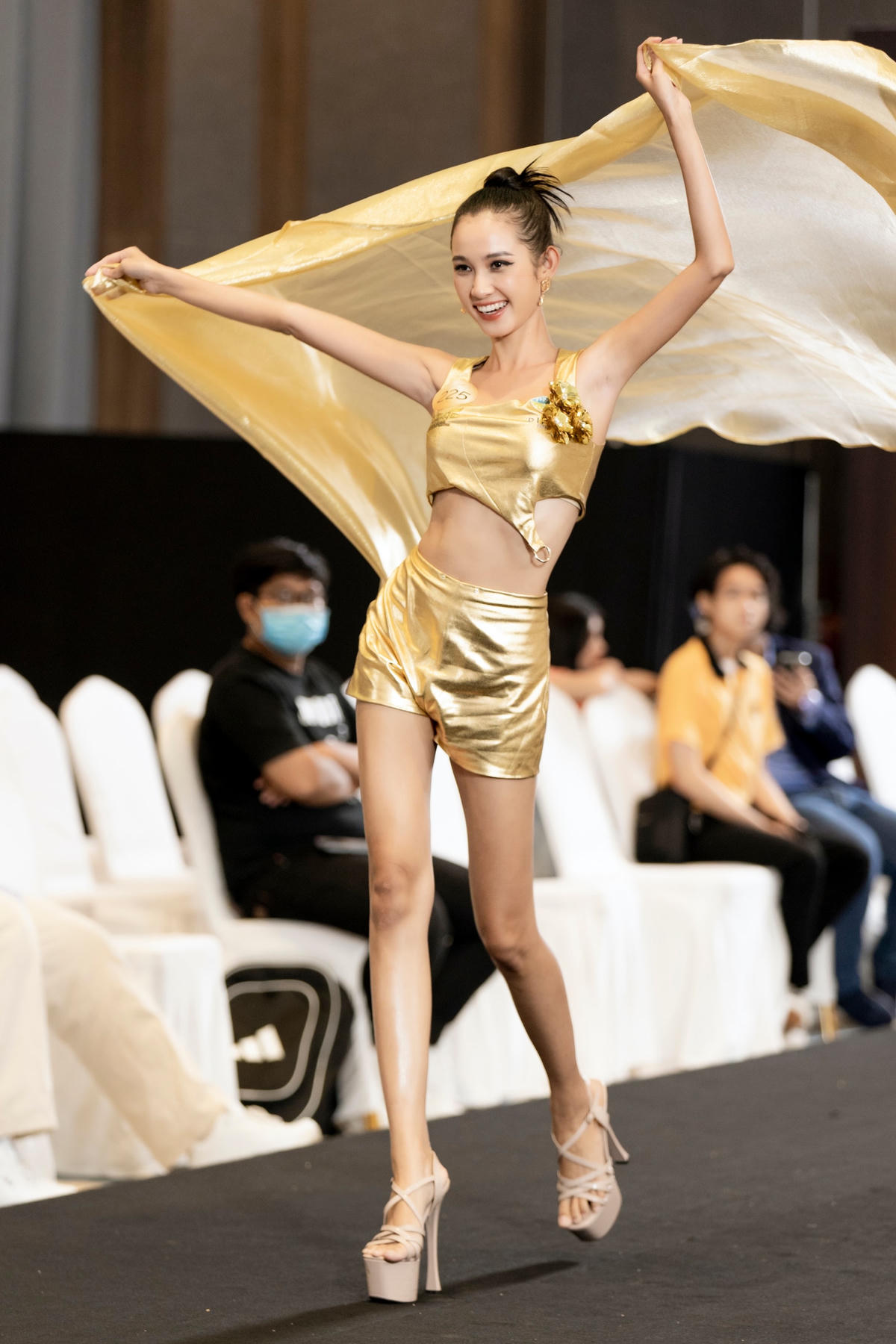 Ở vòng sơ khảo, các thí sinh phải vượt qua phần thi nhân trắc học.