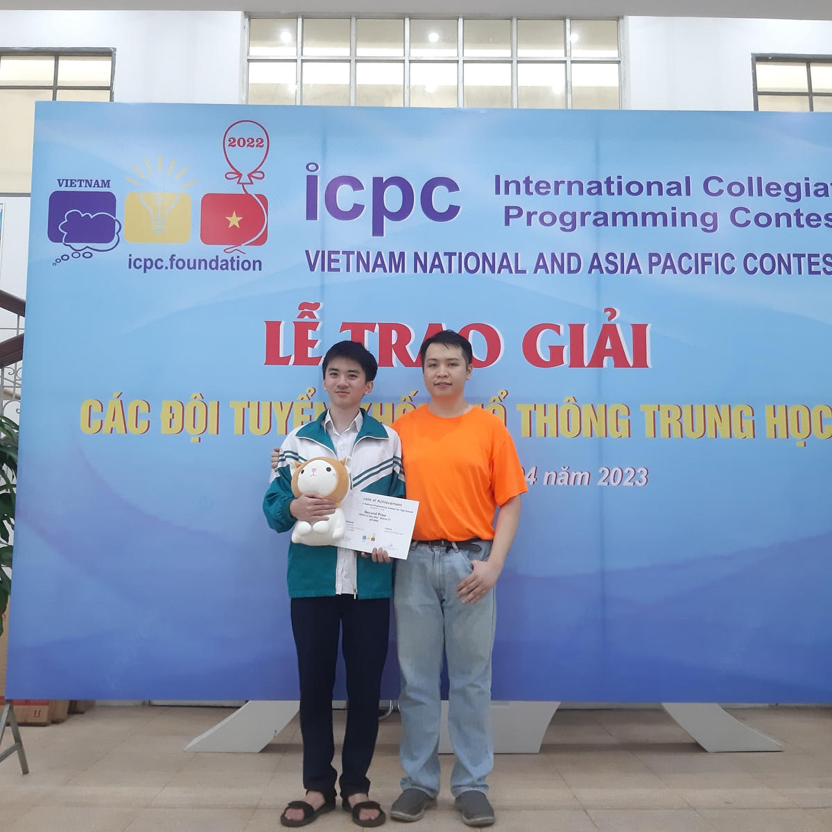 Em Trần Vinh Khánh (bên trái) có một bộ sưu tập thành tích ấn tượng .Ảnh: NVCC.