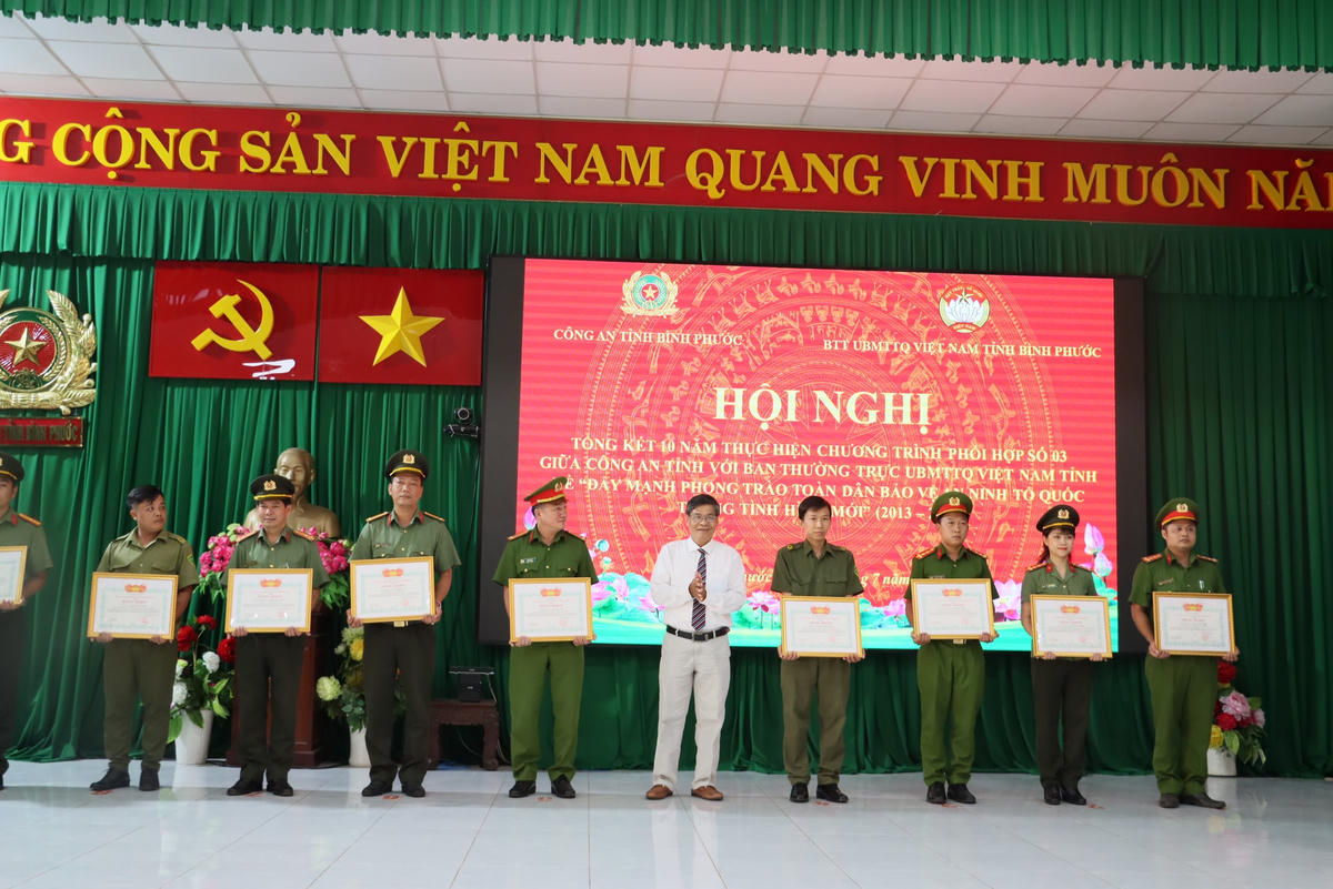 Phó chủ tịch UBND tỉnh Bình Phước Trần Văn Mi tặng bằng khen cho các tập thể, cá nhân có thành tính xuất sắc trong phong trào Toàn dân bảo vệ ANTQ trong tình hình mới giai đoạn 2013-2023.
