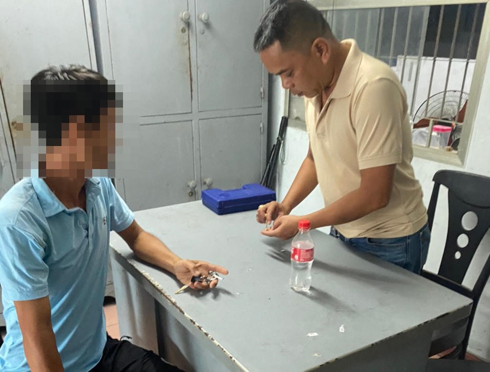 Một người dân đến giao nộp tài sản cho cơ quan Công an sau khi nhặt được do đối tượng dùng súng cướp tiệm vàng sau đó ném ra đường. Ảnh: Công an cung cấp.