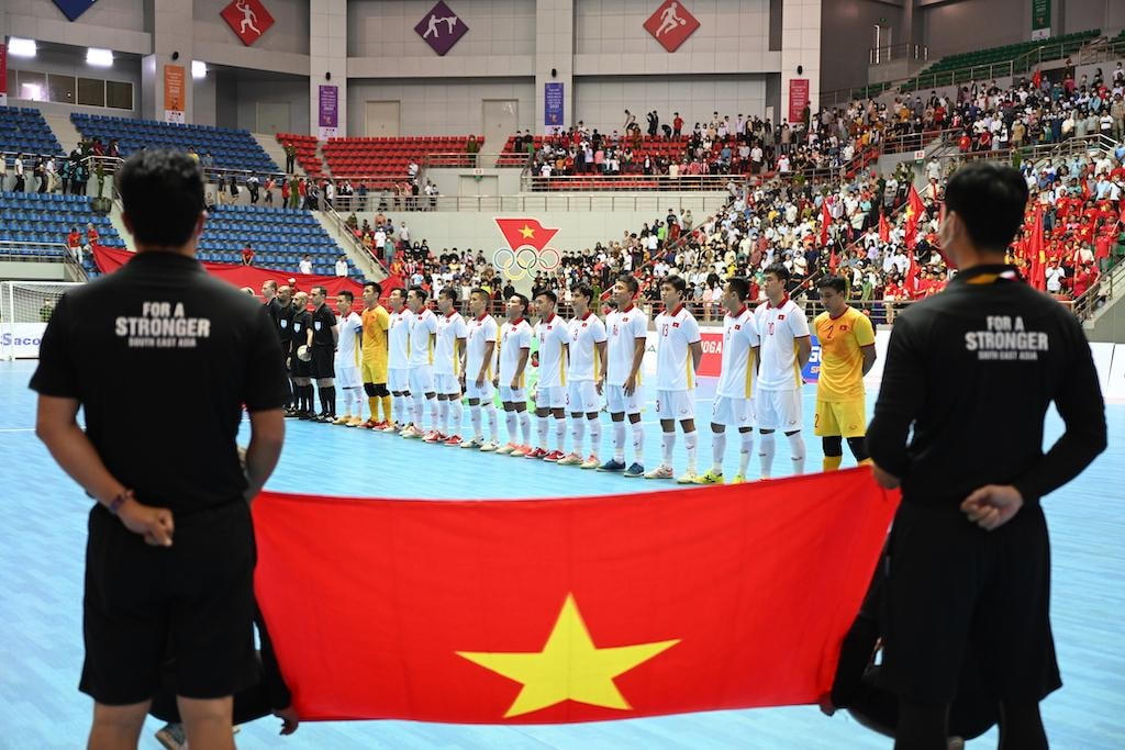Hình ảnh khán giả phủ kín khán đài sân đấu Futsal SEA Games 31 tại Hà Nam