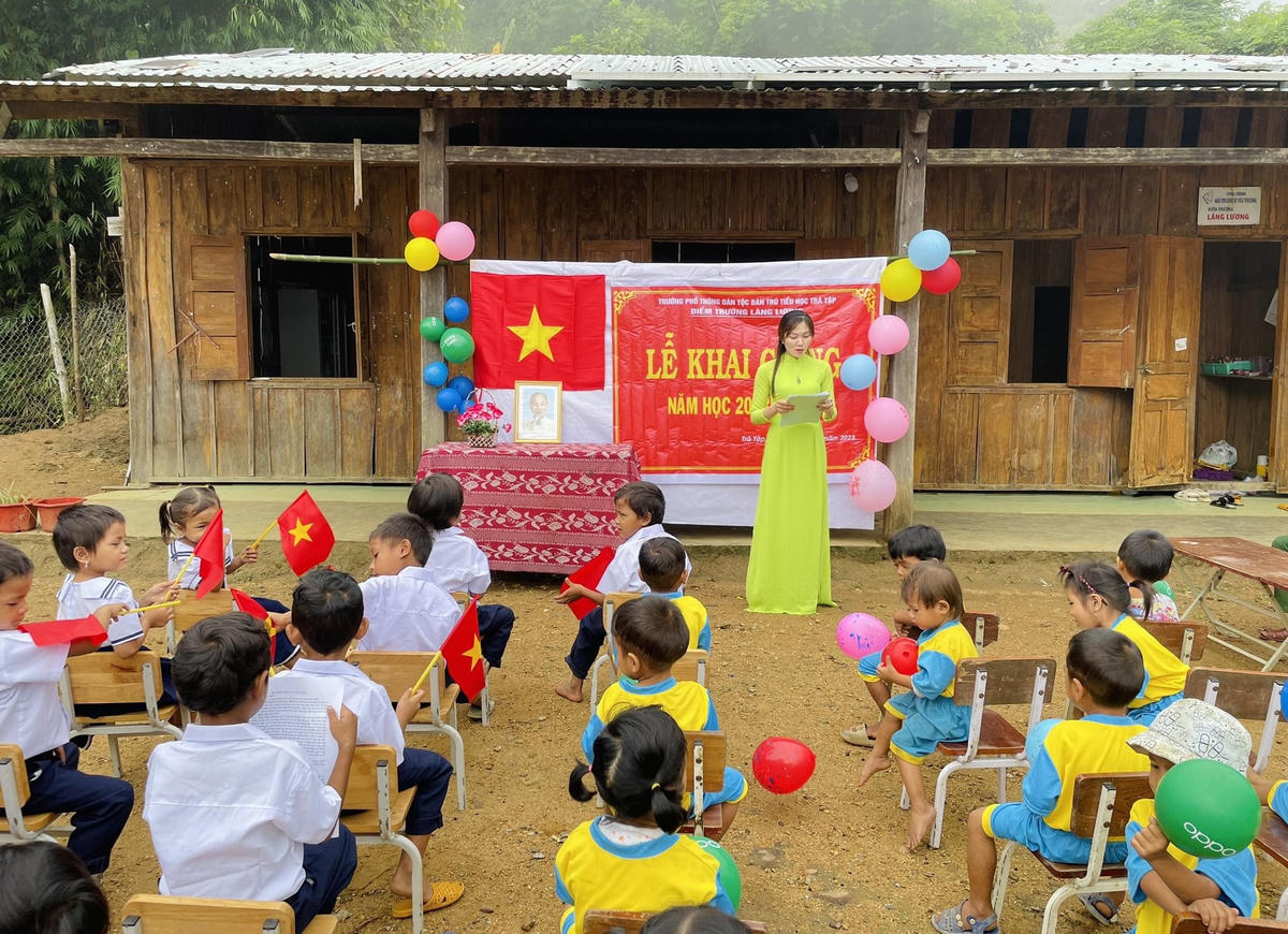 Cô giáo đọc diễn văn chào mừng năm học mới.