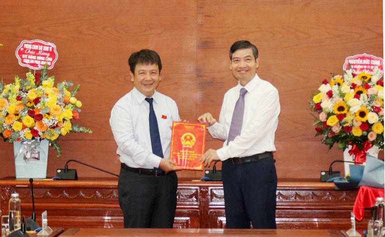 Lãnh đạo tỉnh Phú Yên, trao quyết định cho ông Đặng Hồng Lĩnh tân Chánh Văn phòng UBND tỉnh Phú Yên.