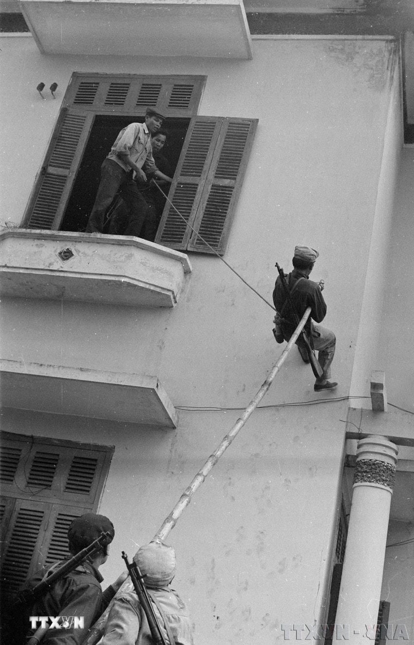 Phân đội tự vệ nhà máy B luyện tập vượt tường bằng sào, đánh địch trên tầng gác thành phố. (Ảnh: Hữu Thứ/TTXVN)