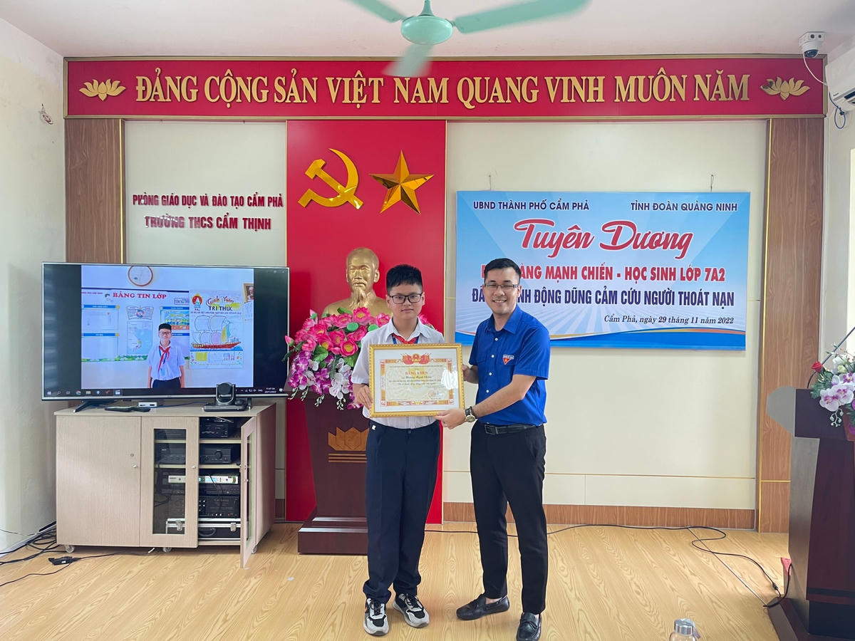 Em Hoàng Mạnh Chiến được tuyên dương và nhận nhiều Bằng khen, Giấy khen vì hành động dũng cảm của mình.