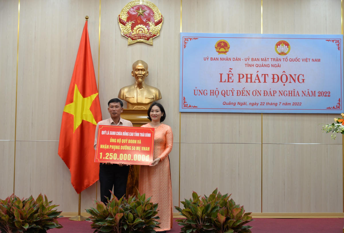 Một đơn vị ủng hộ Quỹ Đền ơn đáp nghĩa cho tỉnh Quảng Ngãi.