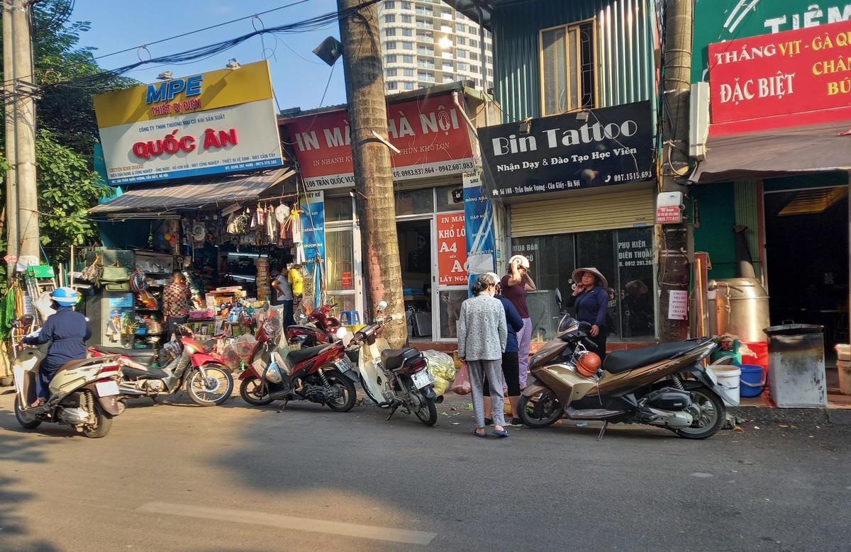 Những hộ kinh doanh có ki-ốt cũng đua nhau bày hàng ra ngay vỉa hè.