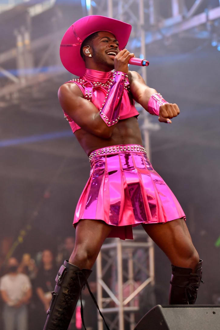 Lil Nas X mặc váy hồng ánh kim trong concert. Ảnh: CNN.