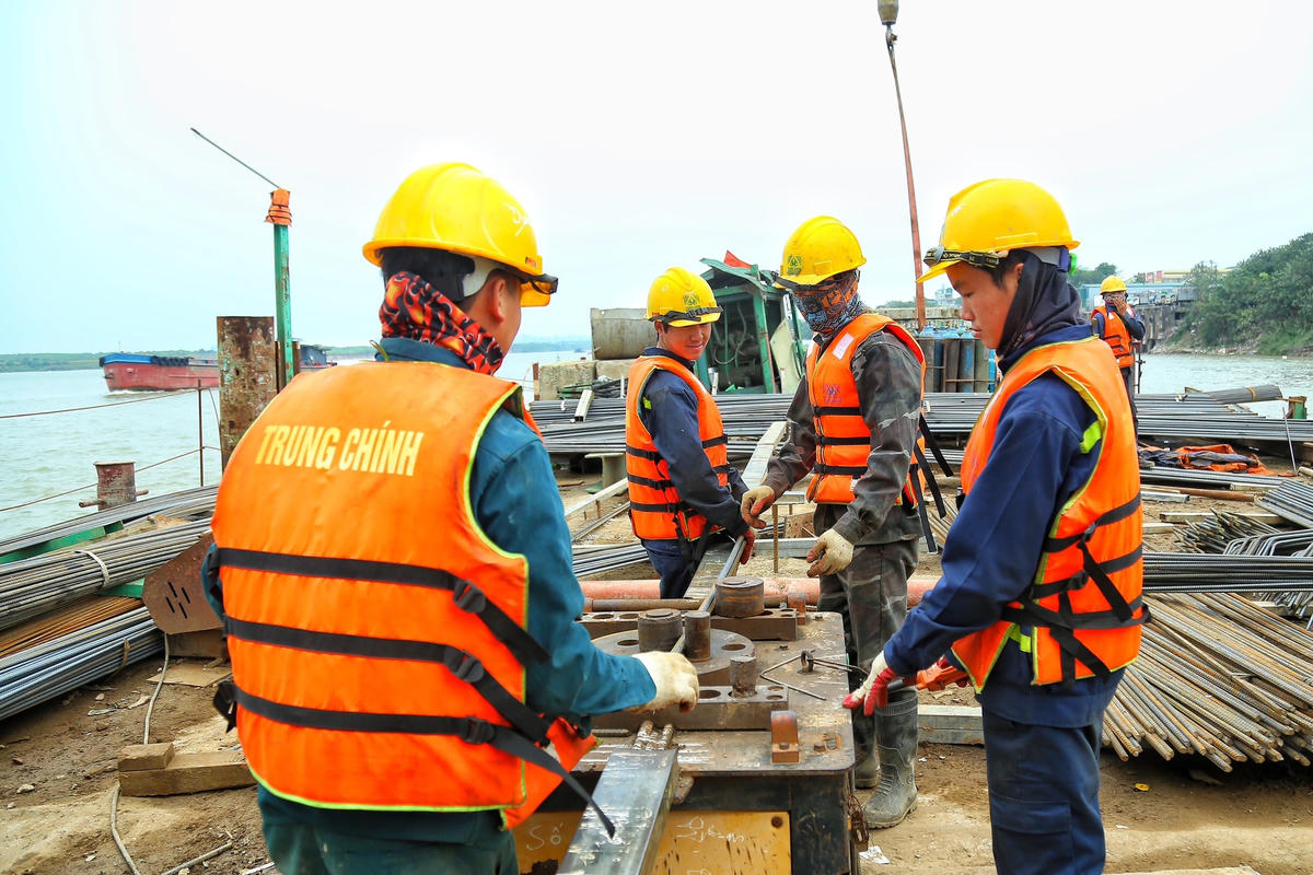  Ông Đặng Xuân Đại, Phó chỉ huy công trường cho biết: “Chúng tôi đang triển khai đồng thời 7 mũi thi công làm việc liên tục 3 ca/ngày. Mặc dù thời tiết rét buốt, gió to nhưng chúng tôi vẫn huy động công nhân đảm bảo thi công với tiến độ 7 ngày một đốt dầm. Dự kiến đến đầu tháng 3 sẽ hợp long toàn bộ các đốt dầm”.