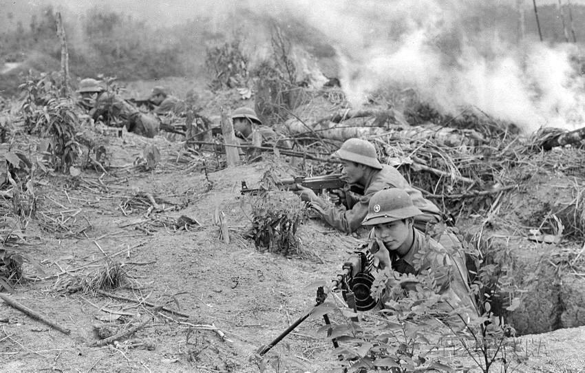 Chiến sĩ Đại đội 2 bộ binh, Tiểu đoàn 1, Đoàn H54 bộ đội địa phương tỉnh Hoàng Liên Sơn được tặng Huân chương Chiến công hạng Ba về thành tích dũng cảm chiến đấu, đánh lui nhiều đợt tấn công của địch, giữ vững chốt trên cao điểm 340 thuộc bản Phiệt, huyện Mường Khương, tỉnh Hoàng Liên Sơn (nay thuộc tỉnh Lào Cai). Ảnh: Nguyễn Trân/TTXVN.