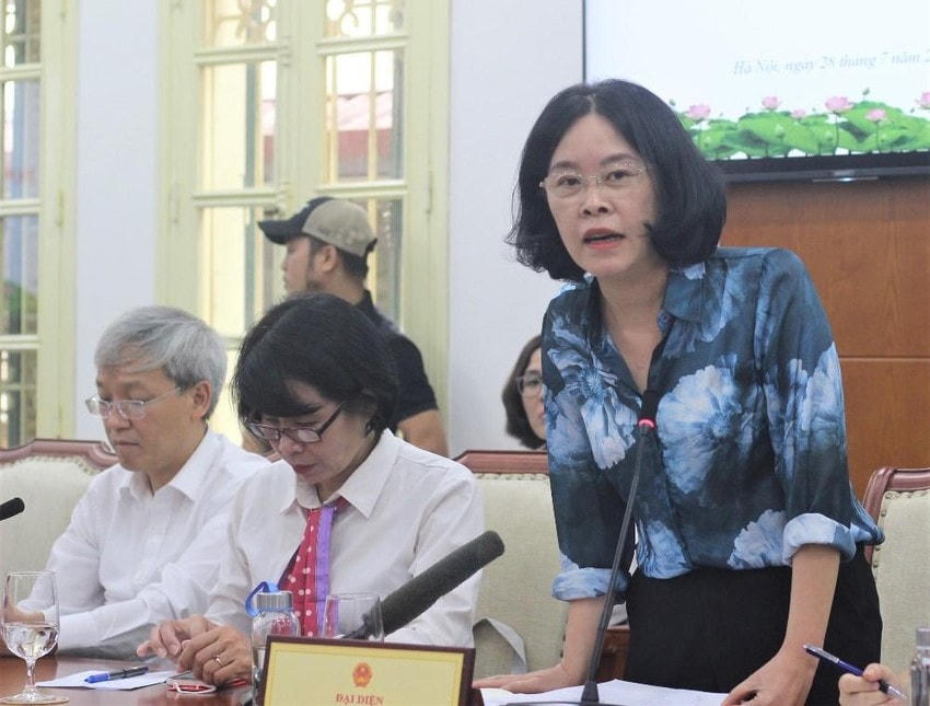 Bà Nghiêm Thị Thanh Nguyệt, Phó Vụ trưởng Vụ Thi đua Khen thưởng trả lời câu hỏi báo chí. Ảnh: PLO.
