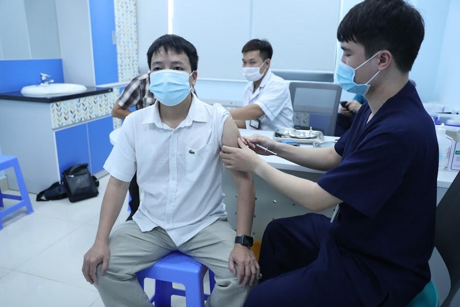 Tiêm vaccine phòng Covid-19 cho người dân. Ảnh: Quang Vinh.