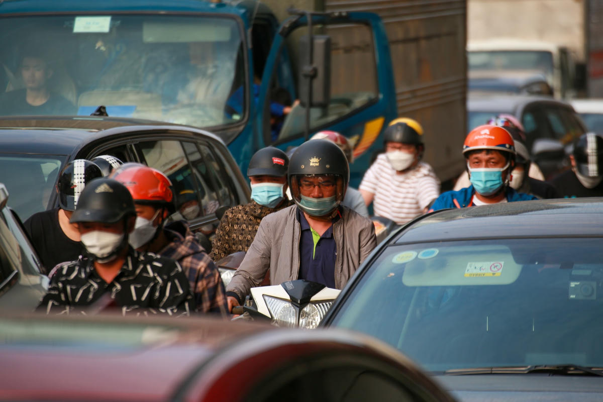Trong không khí nóng nực, nhiều người dân cũng méo mặt vì cái nắng kéo dài. Ai ai đều mệt nhừ vì nhích từng chút một trên đường.
