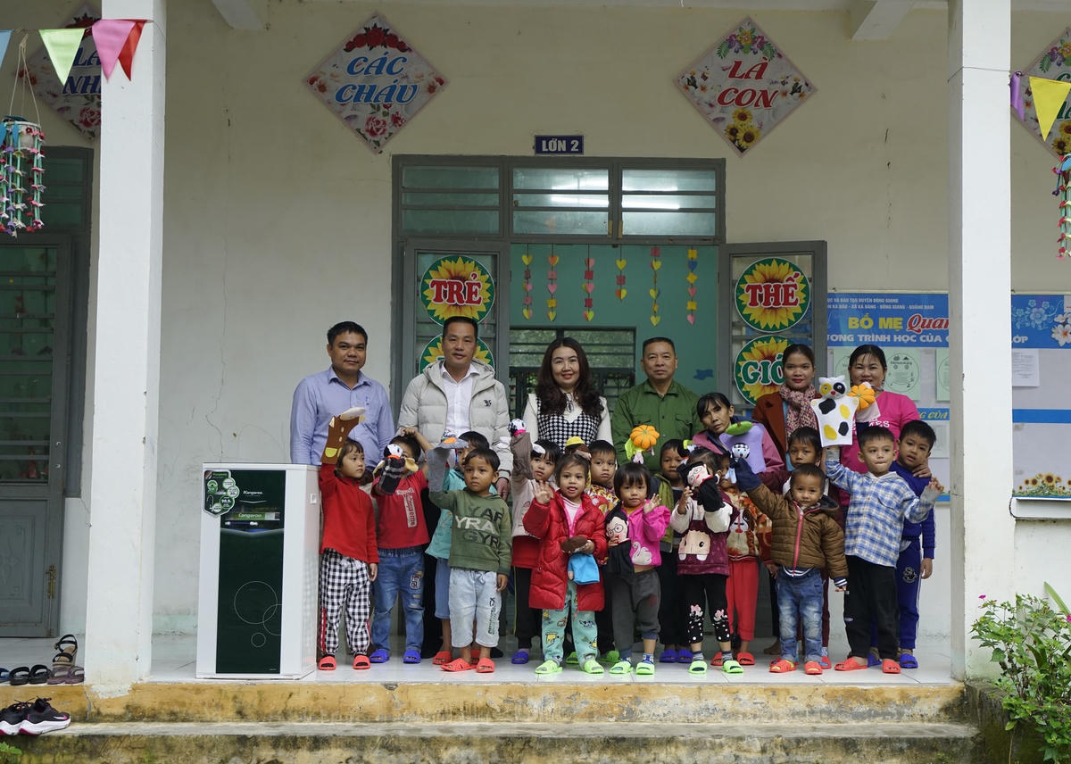 Học sinh mầm non được hỗ trợ thiết bị học phục vụ học tập.