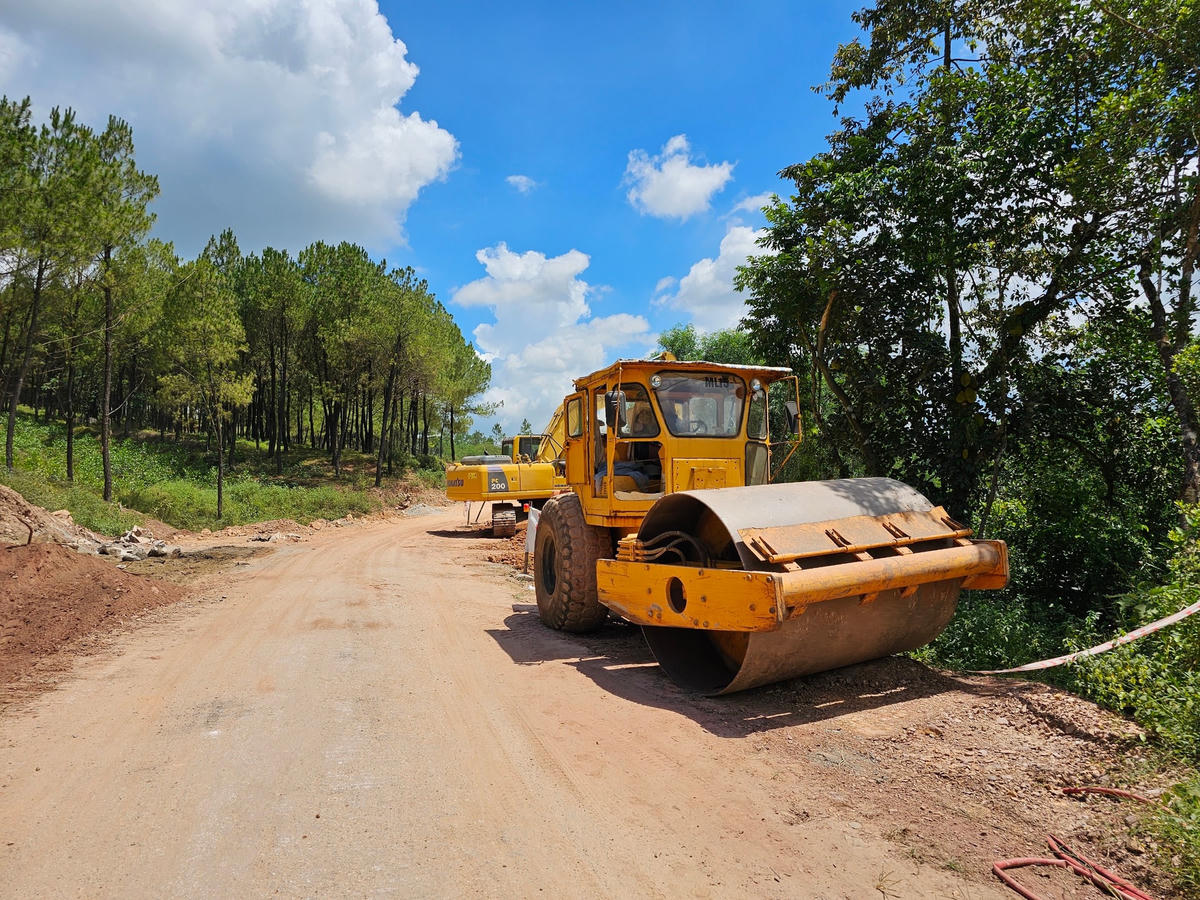Liên quan đến vấn đề này, ông Võ Văn Việt - Giám đốc Ban quản lý dự án Chương trình phát triển các đô thị loại II - tiểu dự án Thừa Thiên Huế cho biết, đơn vị thi công tuyến đường này là Công ty CP Xây dựng 68 Hà Tĩnh. Trước đây đơn vị đã có văn bản nghề nghị chấm dứt hợp đồng với đơn vị thi công là Công ty CP Xây dựng 68 Hà Tĩnh vì thi công chậm tiến độ.