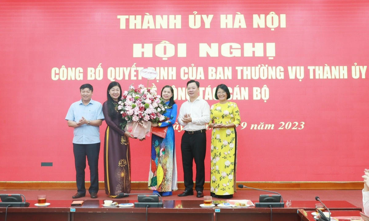 Ban Thường trực Ủy ban MTTQ Việt Nam thành phố Hà Nội tặng hoa chúc mừng bà Đặng Thị Phương Hoa. 