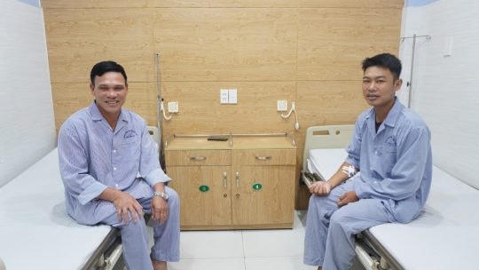 Người bệnh Trần Văn Thuần và người cha Trần Văn Huấn trước phẫu thuật.