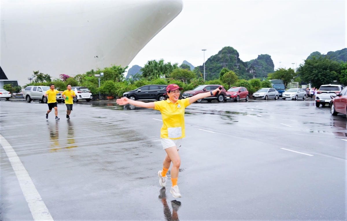 Qua thời gian nỗ lực rèn luyện chạy marathon cùng các anh, chị, em trong Công ty đến nay, chị Tâm đã có thể dễ dàng chinh phục được đường chạy với cự ly 10km.