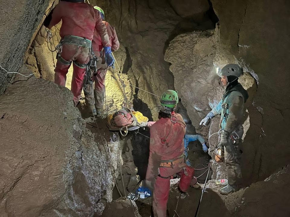 Lực lượng cứu hộ Italy ở dãy Alps (CNSAS) khiêng nhà thám hiểm người Mỹ Mark Dickey trên cáng. Ảnh: Reuters.
