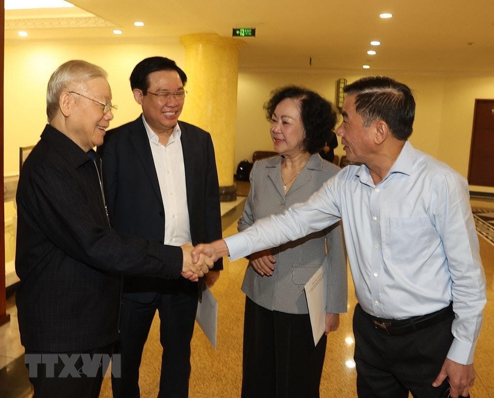 Tổng Bí thư Nguyễn Phú Trọng với các đồng chí Bộ Chính trị, Ban Bí thư dự cuộc họp. (Ảnh: Trí Dũng/TTXVN).