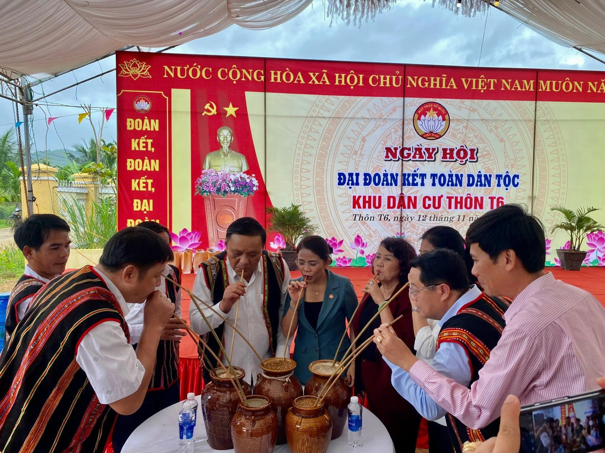 Lãnh đạo tỉnh Bình Định chung vui cùng người dân làng T6, xã Bok Tới, huyện Hoài Ân tại ngày hội. 