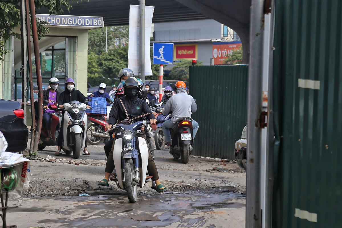 Do tình trạng ùn tắc kéo dài người dân phải di chuyến vào sâu các con ngõ để có thể lưu thông nhanh hơn khiến tuyến đường này trở lên hỗn loạn như "ong vỡ tổ".