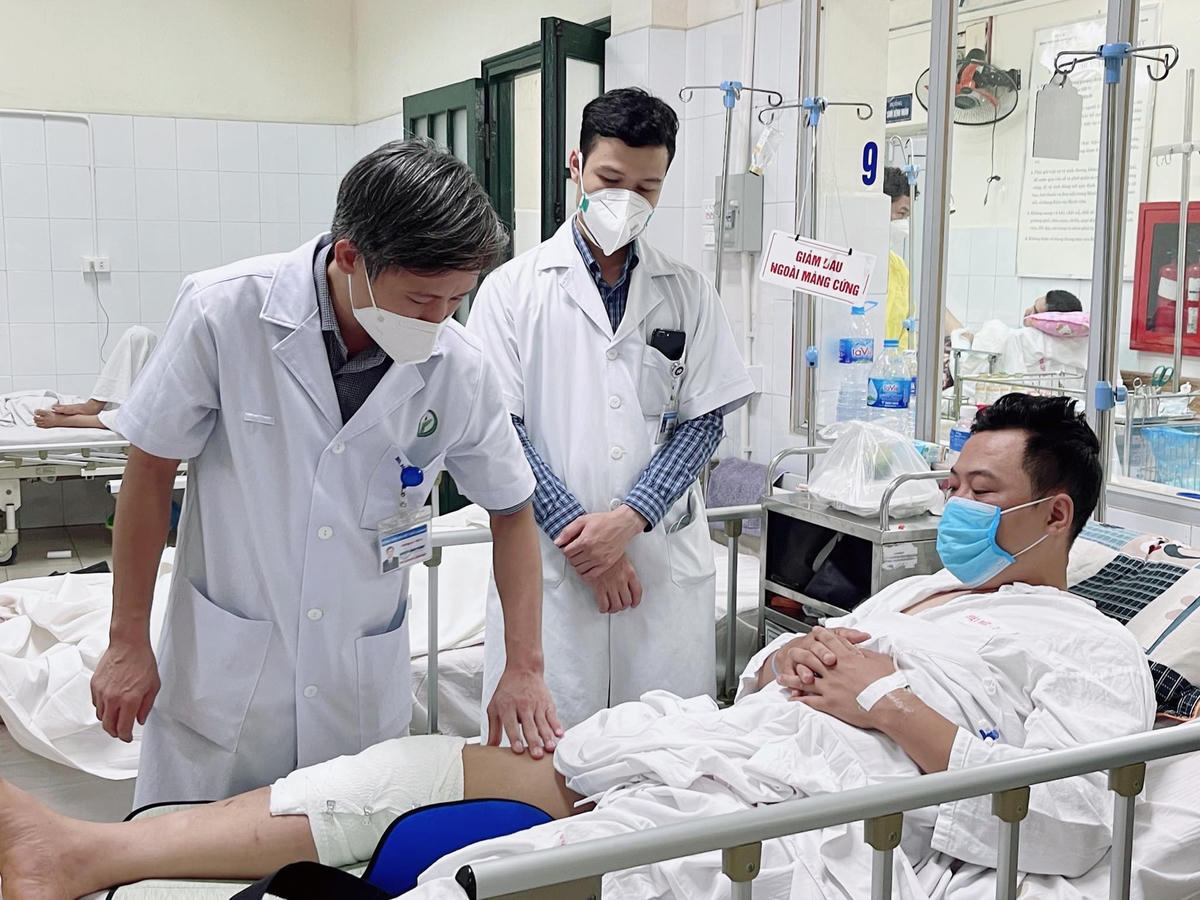 Bác sĩ thăm khám cho bệnh nhân bị chấn thương trong lúc chơi thể thao.