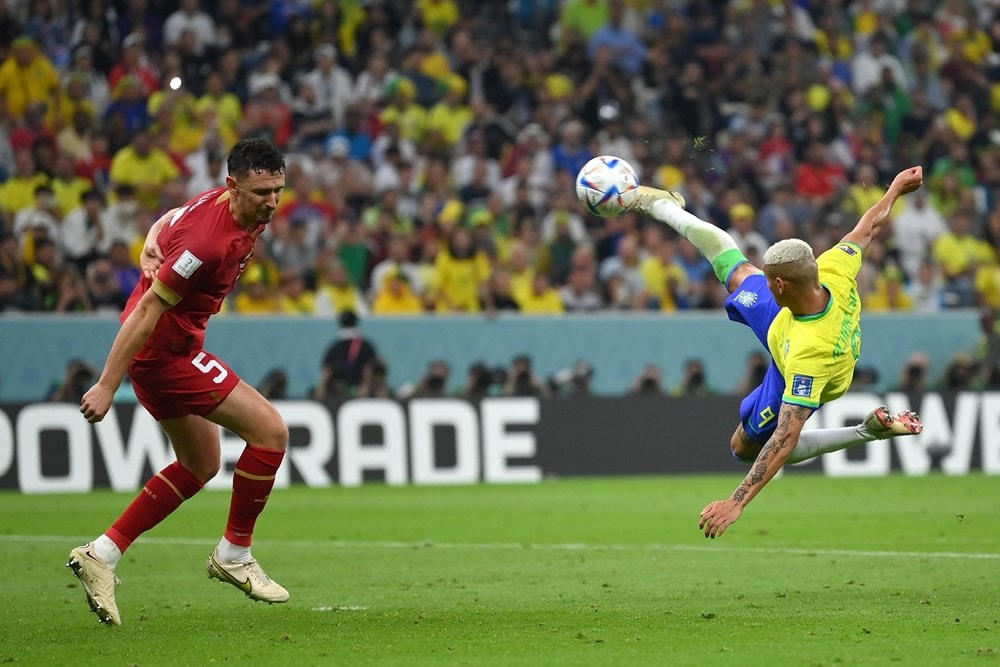 Pha tung người móc bóng của Richarlison vào lưới Serbia.