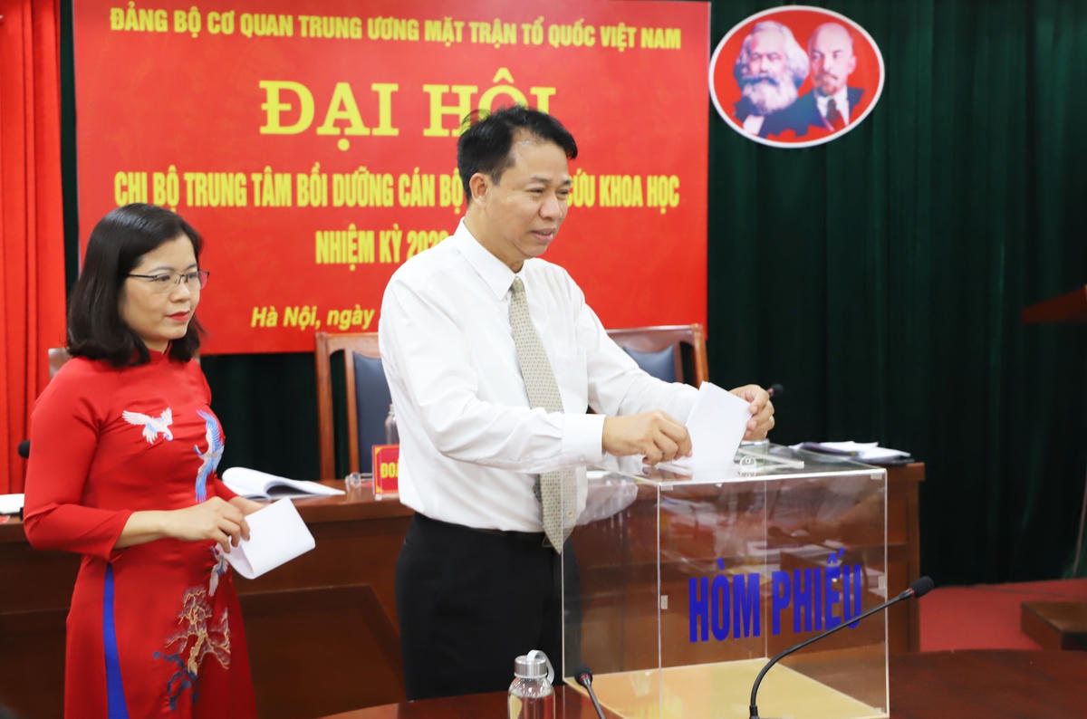 Phát huy vai trò tiên phong, gương mẫu của đội ngũ cán bộ, đảng viên