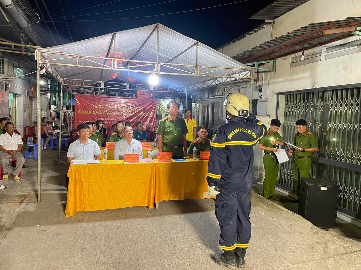 Quang cảnh diễn tập phương án chữa cháy và cứu nạn cứu hộ tại Tổ liên gia an toàn PCCC của huyện Nhà Bè (Ảnh: Công an Nhà Bè).