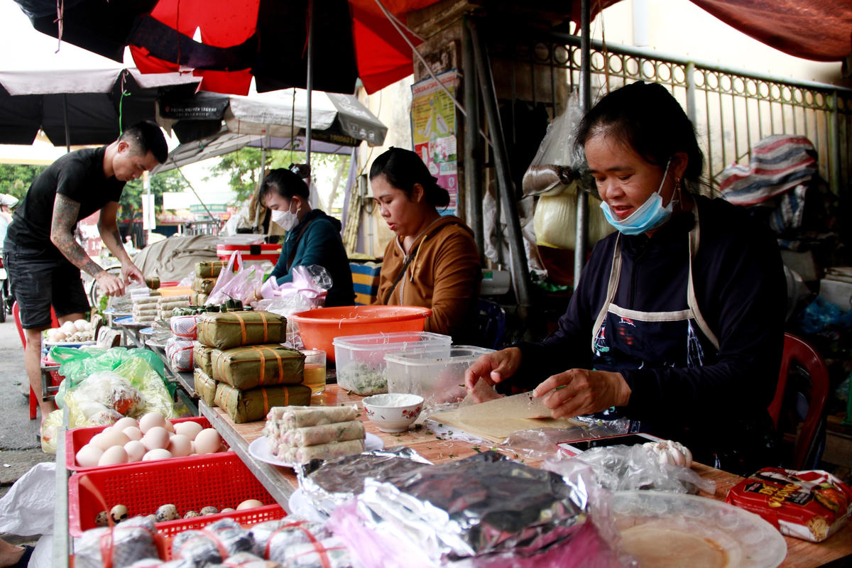 Ngoài những đoá hoa, nhiều quả đẹp để dâng tên tổ tiên, người dân còn tìm đến những món ẩm thực như; nem rán, bánh chưng là nét đặc trưng, đậm đà bản sắc của người Hà Tĩnh. 
