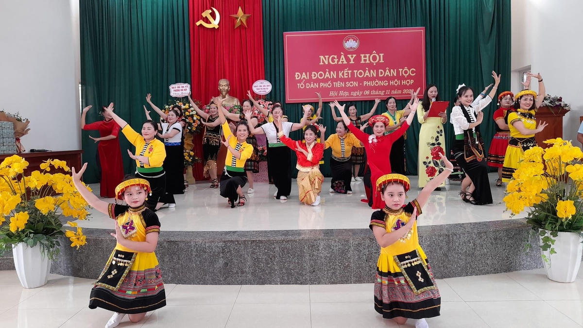 Nô nức Ngày hội Đại đoàn kết toàn dân tộc tại tổ dân phố Tiên Sơn, phường Hội Hợp, thành phố Vĩnh Yên. Ảnh: Dương Hà.