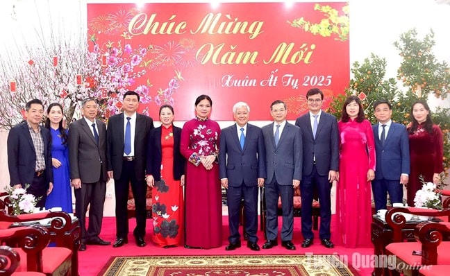 Chủ tịch Ủy ban Trung ương MTTQ Việt Nam Đỗ Văn Chiến dâng hương tại Đền thờ Chủ tịch Hồ Chí Minh