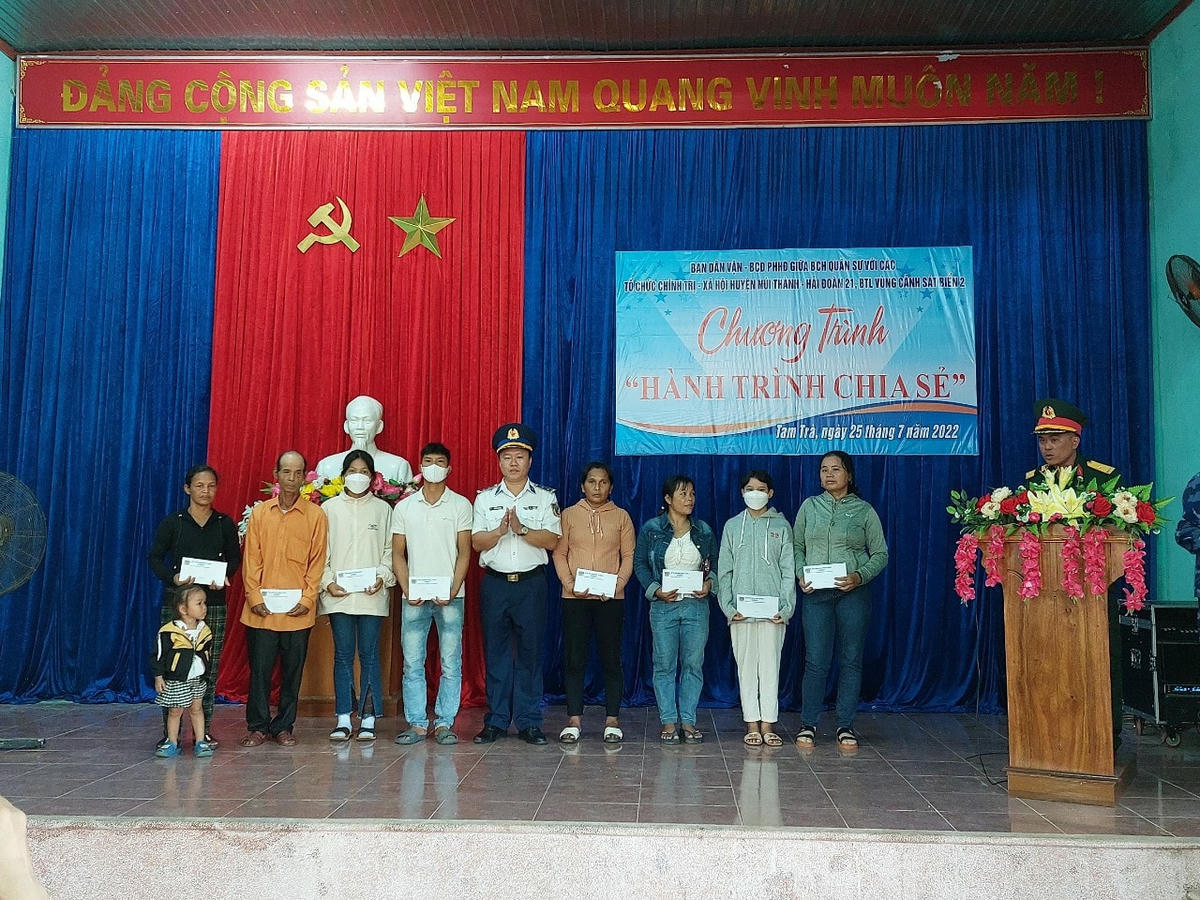 Trung tá Hoàng Thanh Hải, Phó Hải đoàn Trưởng pháp luật, trao quà cho thương binh, thân nhân liệt sĩ và các hộ nghèo đồng bào dân tộc Cor xã Tam Trà.