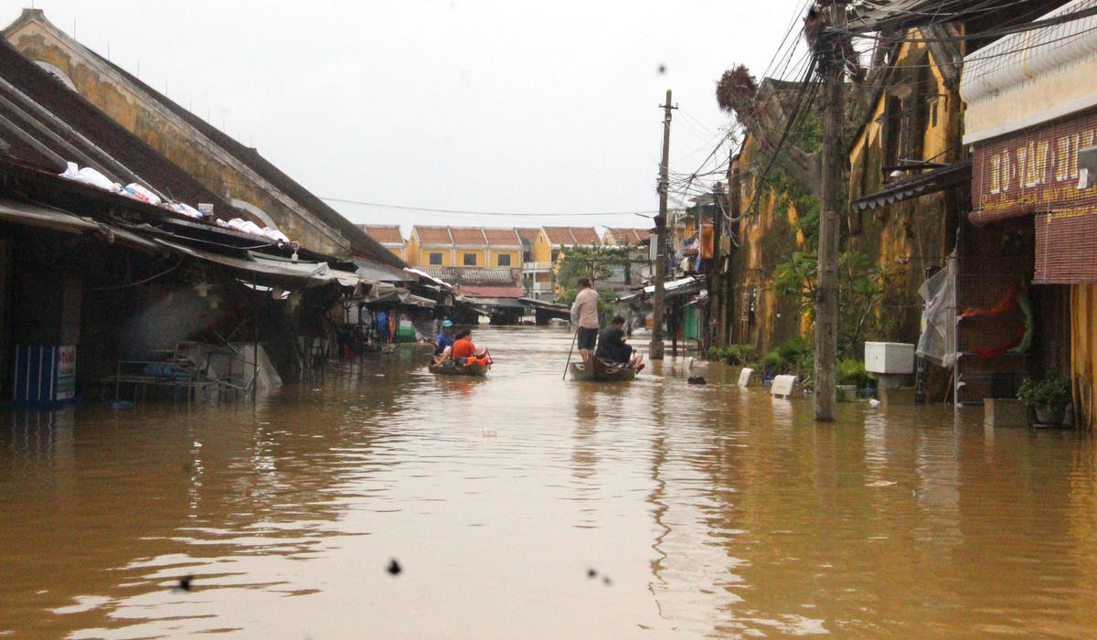 Tuyến đường Trần Quý Cáp, TP Hội An ngập nước gần 1 m.