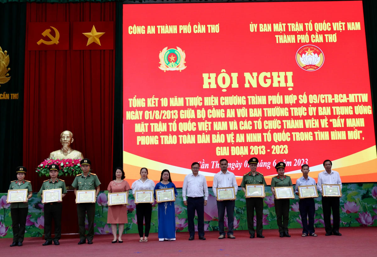 Ông Nguyễn Trung Nhân - Chủ tịch Ủy ban MTTQ Việt Nam TP Cần Thơ trao bằng khen cho các tập thể, các nhân.