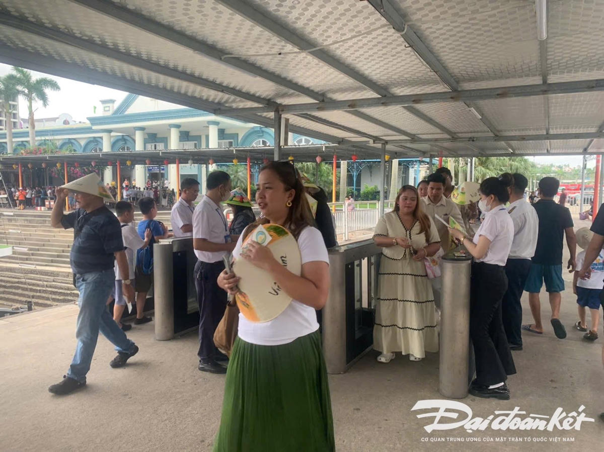 Tuy nhiên, kể từ khi lắp đặt năm 2019 đến nay, khách vẫn dùng vé giấy đi qua cửa từ, nhân viên vẫn dùng phương pháp thủ công là bấm lỗ để kiểm soát vé. Ảnh: Nguyễn Quý.