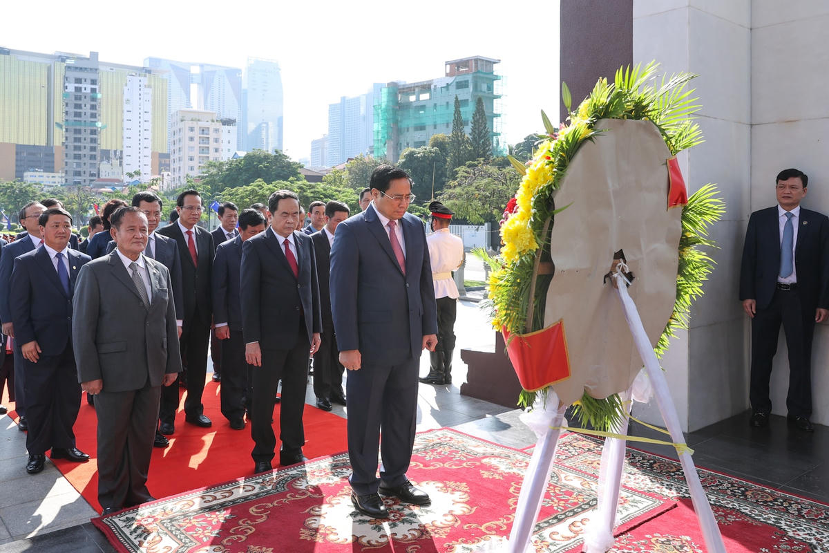 Thủ tướng Phạm Minh Chính và đoàn đại biểu Việt Nam tới đặt vòng hoa tại tượng đài cố Quốc vương Norodom Sihanouk. Ảnh: VGP/Nhật Bắc.