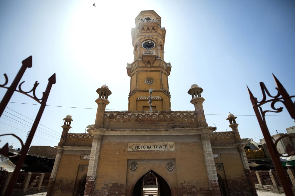 Tháp Victoria sừng sững như một nhân chứng cho quá khứ của Jacobabad. Ảnh: VICE.