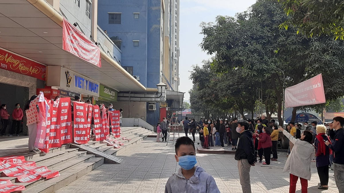 Cư dân treo băng rôn đòi quyền lợi tại Khu chung cư Kim Văn Kim Lũ