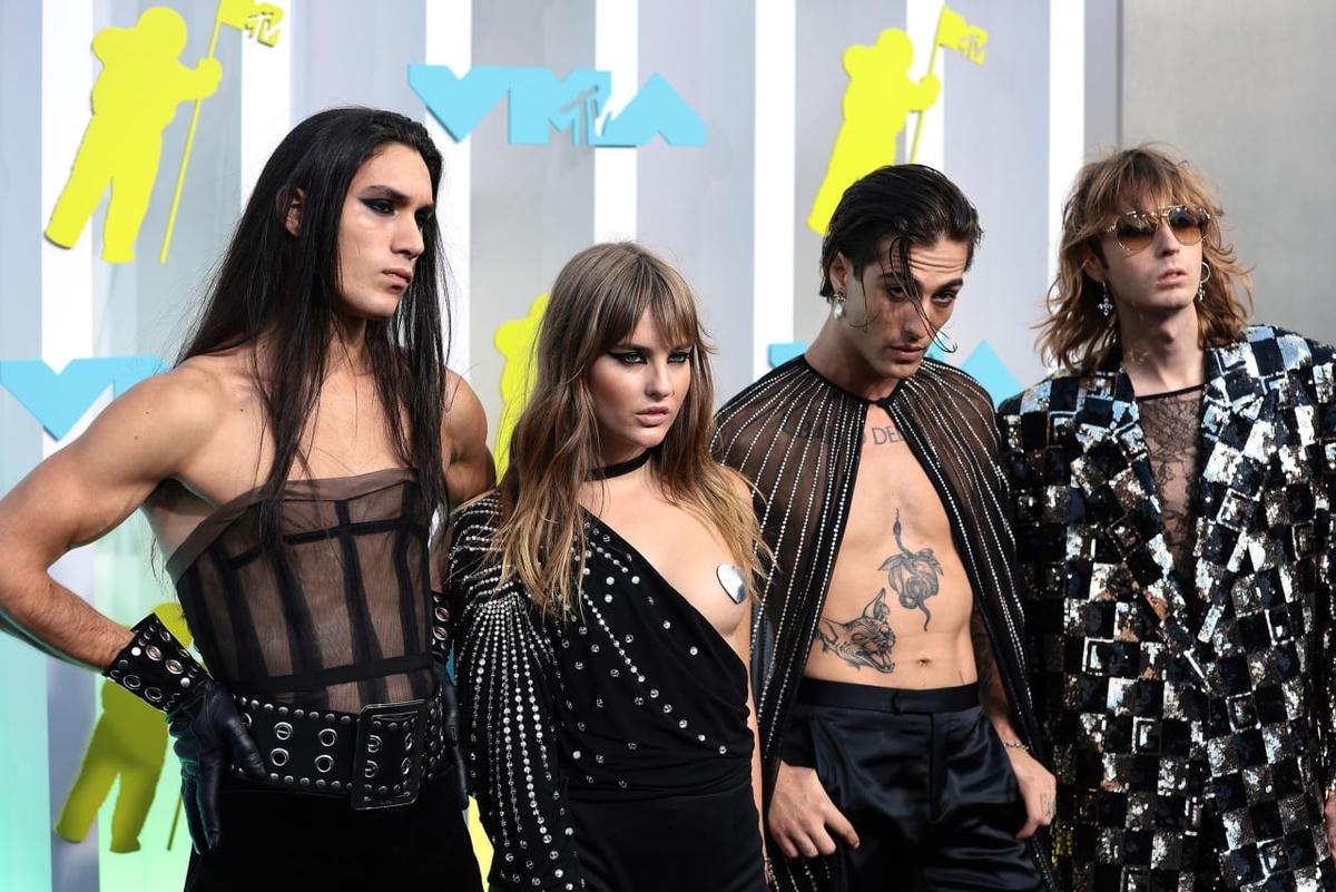 Ethan Torchio của Maneskin, Victoria De Angelis, Damiano David và Thomas Raggi. Ảnh: CNN.