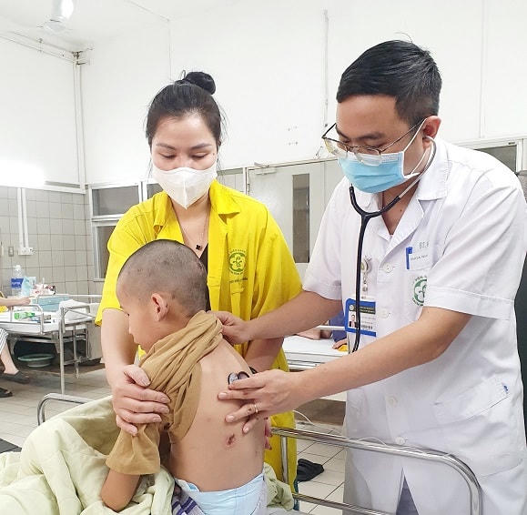 Chăm sóc và điều trị cho trẻ nhiễm khuẩn tại Bệnh viện Bạch Mai. Ảnh: BVCC.