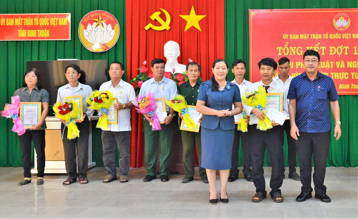 Bà Nguyễn Thị Lệ, phó Chủ tịch Ủy ban MTTQ Việt Nam tỉnh Ninh Thuận trao giải cho các thí sinh đạt giải.