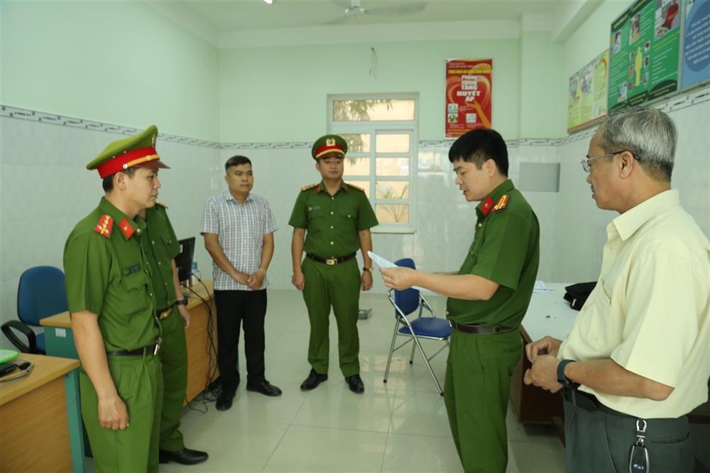 Cơ quan Cảnh sát điều tra tống đạt các Quyết định khởi tố và Lệnh bắt tạm giam. Ảnh: Bộ Công an.