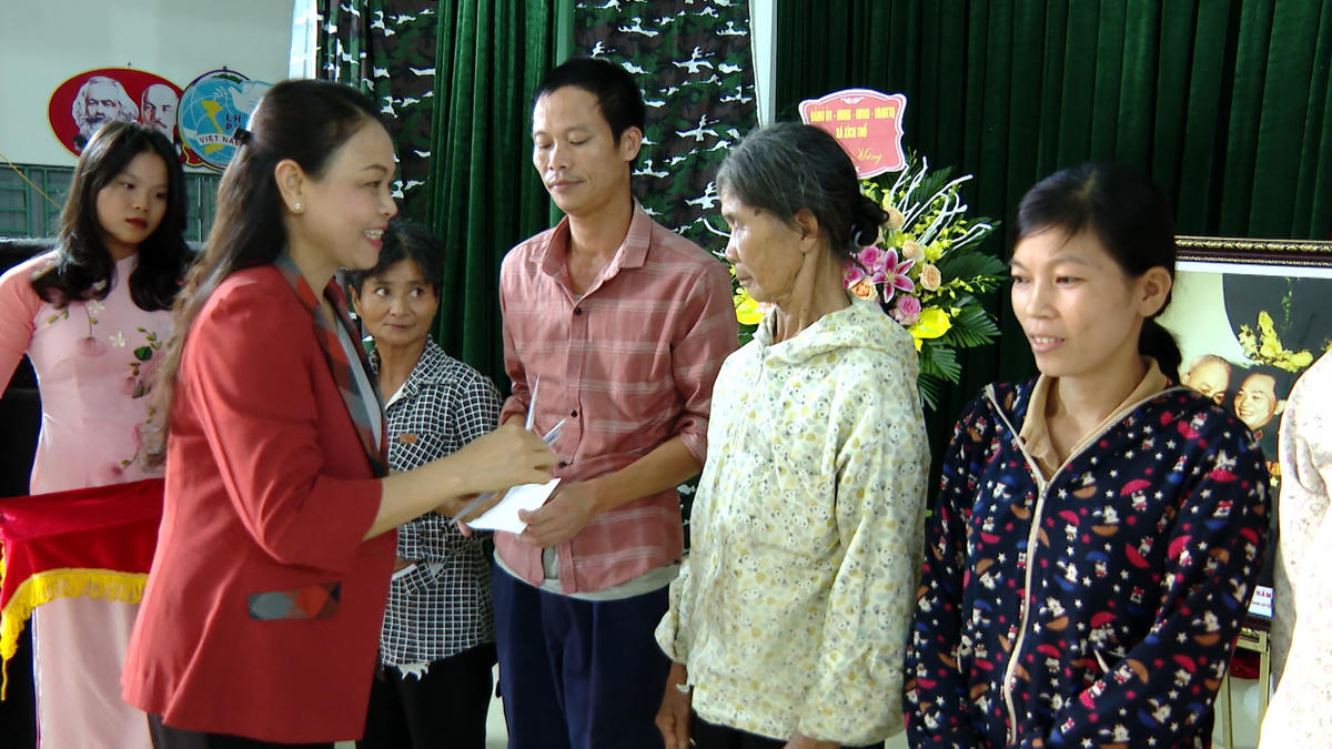 Bí thư Tỉnh ủy Ninh Bình tặng 10 phần quà cho các hộ có hoàn cảnh khó khăn trên địa bàn xã Xích Thố. Ảnh: NBTV.