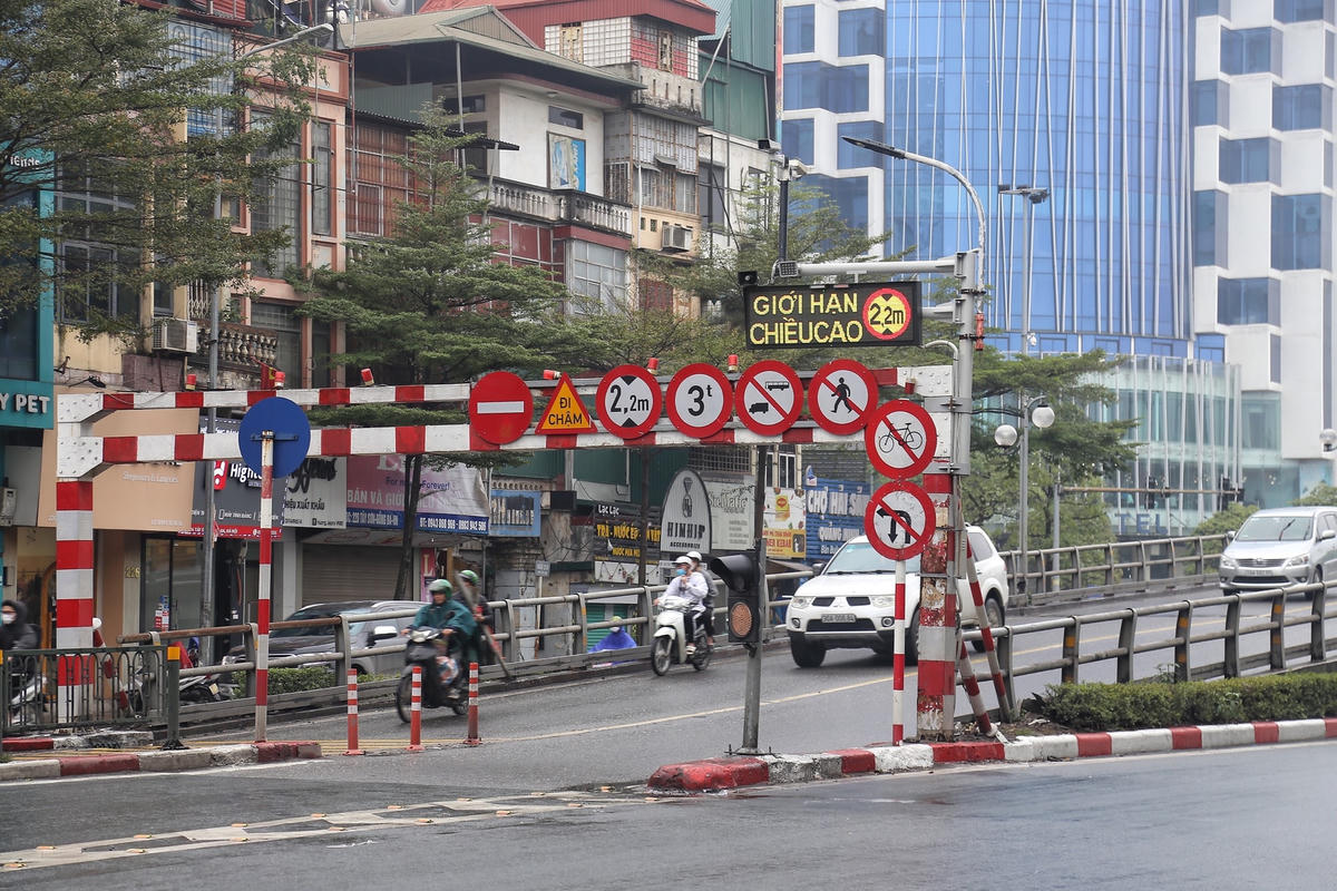 Hình ảnh biển báo thông minh trên cầu vượt Thái Hà.